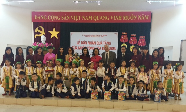 Đại sứ quán Bulgaria tặng quà cho học sinh Trường mầm non Việt - Bun Hà Nội